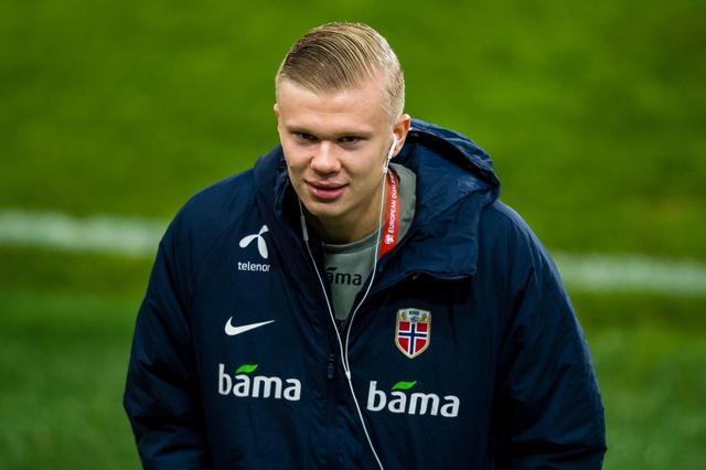 WOWLPL女主持人余霜分享礼服美照：喜欢碎钻还是半透视轻纱？