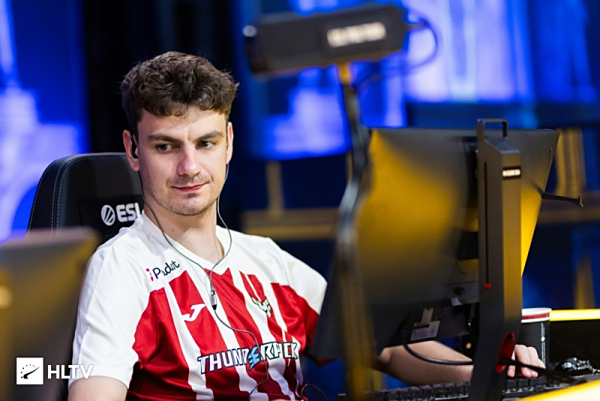 LPL 明天的首发阵容已公布： SeTab 对阵 knight 在中路， HOYA 对阵 bin 在SOLO选边赛中