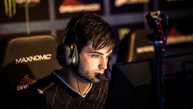 CRISP 变成了牛肉礼盒， Hope 表现完美， Anyone's Legend 以 11 分赢得了第一局